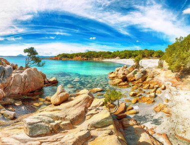 Capriccioli sahilinin nefes kesici manzarası. Akdeniz 'in popüler turizm beldesi. Konum: Arzachena, Sassari ili, Sardunya, İtalya, Avrupa