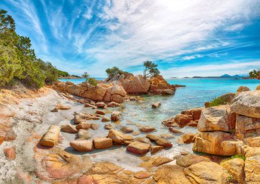 Capriccioli sahilinin şaşırtıcı manzarası. Akdeniz 'in popüler turizm beldesi. Konum: Arzachena, Sassari ili, Sardunya, İtalya, Avrupa