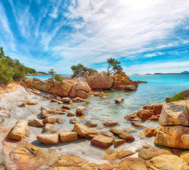 Capriccioli sahilinin büyüleyici manzarası. Akdeniz 'in popüler turizm beldesi. Konum: Arzachena, Sassari ili, Sardunya, İtalya, Avrupa