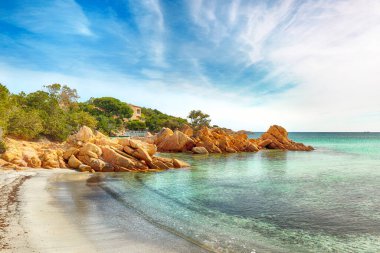 Capriccioli sahilinin şaşırtıcı manzarası. Akdeniz 'in popüler turizm beldesi. Konum: Arzachena, Sassari ili, Sardunya, İtalya, Avrupa