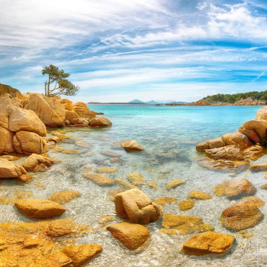 Capriccioli sahilinin şaşırtıcı manzarası. Akdeniz 'in popüler turizm beldesi. Konum: Arzachena, Sassari ili, Sardunya, İtalya, Avrupa