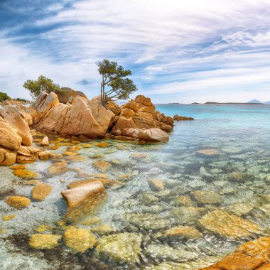 Capriccioli sahilinin şaşırtıcı manzarası. Akdeniz 'in popüler turizm beldesi. Konum: Arzachena, Sassari ili, Sardunya, İtalya, Avrupa