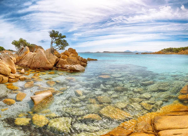 Capriccioli sahilinin şaşırtıcı manzarası. Akdeniz 'in popüler turizm beldesi. Konum: Arzachena, Sassari ili, Sardunya, İtalya, Avrupa