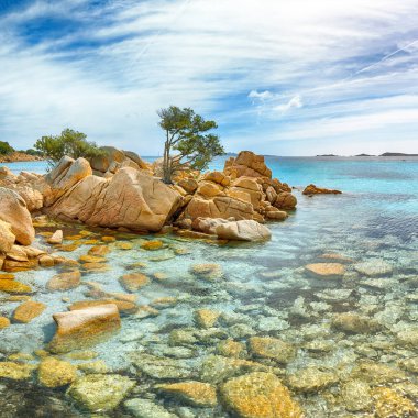 Capriccioli sahilinin şaşırtıcı manzarası. Akdeniz 'in popüler turizm beldesi. Konum: Arzachena, Sassari ili, Sardunya, İtalya, Avrupa
