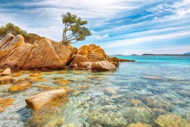Capriccioli sahilinin muhteşem manzarası. Akdeniz 'in popüler turizm beldesi. Konum: Arzachena, Sassari ili, Sardunya, İtalya, Avrupa