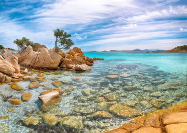 Capriccioli sahilinin şaşırtıcı manzarası. Akdeniz 'in popüler turizm beldesi. Konum: Arzachena, Sassari ili, Sardunya, İtalya, Avrupa
