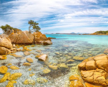 Capriccioli sahilinin şaşırtıcı manzarası. Akdeniz 'in popüler turizm beldesi. Konum: Arzachena, Sassari ili, Sardunya, İtalya, Avrupa