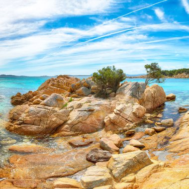 Capriccioli sahilinin şaşırtıcı manzarası. Akdeniz 'in popüler turizm beldesi. Konum: Arzachena, Sassari ili, Sardunya, İtalya, Avrupa