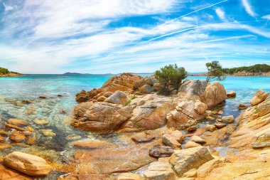 Capriccioli sahilinin şaşırtıcı manzarası. Akdeniz 'in popüler turizm beldesi. Konum: Arzachena, Sassari ili, Sardunya, İtalya, Avrupa