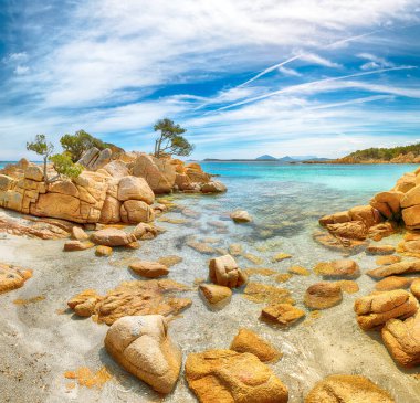 Capriccioli sahilinin şaşırtıcı manzarası. Akdeniz 'in popüler turizm beldesi. Konum: Arzachena, Sassari ili, Sardunya, İtalya, Avrupa