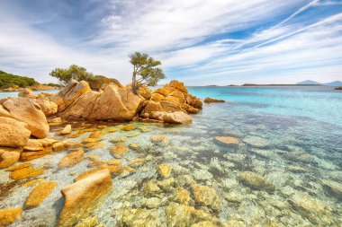 Capriccioli sahilinin şaşırtıcı manzarası. Akdeniz 'in popüler turizm beldesi. Konum: Arzachena, Sassari ili, Sardunya, İtalya, Avrupa