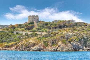 Santa Teresa Gallura 'daki Torre di Longonsardo' nun muhteşem manzarası. Akdeniz 'in popüler seyahat noktası. Mekan: Santa Teresa Gallura, Sassari ili, Sardunya, İtalya, Avrupa