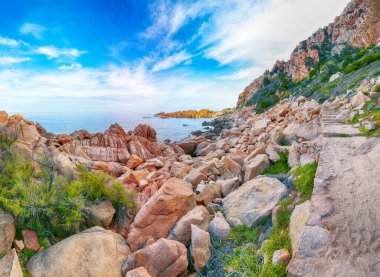 Popüler seyahat merkezi Costa Paradiso 'nun muhteşem manzarası. Akdeniz 'in pitoresk manzarası. Konum: Costa Paradiso, Sassari ili, Sardunya, İtalya, Avrupa