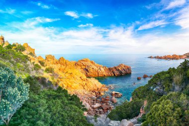 Popüler seyahat merkezi Costa Paradiso 'nun göz kamaştırıcı manzarası. Akdeniz 'in pitoresk manzarası. Konum: Costa Paradiso, Sassari ili, Sardunya, İtalya, Avrupa