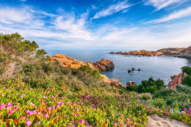 Popüler seyahat merkezi Costa Paradiso 'nun muhteşem manzarası. Akdeniz 'in pitoresk manzarası. Konum: Costa Paradiso, Sassari ili, Sardunya, İtalya, Avrupa