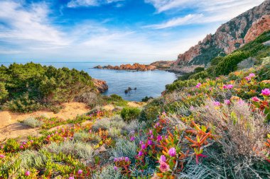 Popüler seyahat merkezi Costa Paradiso 'nun göz kamaştırıcı manzarası. Akdeniz 'in pitoresk manzarası. Konum: Costa Paradiso, Sassari ili, Sardunya, İtalya, Avrupa