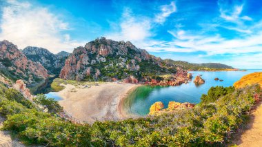 Costa Paradiso tatil beldesindeki Li Cossi plajının büyüleyici manzarası. Akdeniz 'in resimli deniz manzarası. Konum: Costa Paradiso, Sassari ili, Sardunya, İtalya, Avrupa