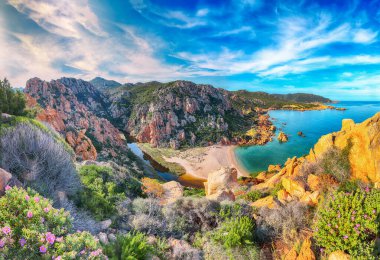 Costa Paradiso tatil beldesindeki Li Cossi plajının büyüleyici manzarası. Akdeniz 'in resimli deniz manzarası. Konum: Costa Paradiso, Sassari ili, Sardunya, İtalya, Avrupa