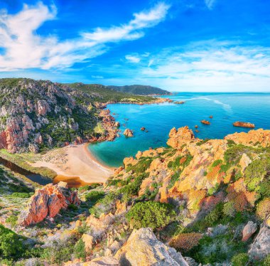 Costa Paradiso tatil köyündeki Li Cossi plajının nefes kesici manzarası. Akdeniz 'in resimli deniz manzarası. Konum: Costa Paradiso, Sassari ili, Sardunya, İtalya, Avrupa