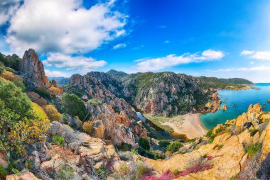 Costa Paradiso tatil beldesindeki Li Cossi plajının büyüleyici manzarası. Akdeniz 'in resimli deniz manzarası. Konum: Costa Paradiso, Sassari ili, Sardunya, İtalya, Avrupa