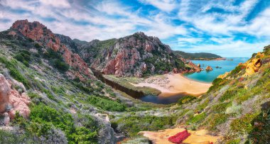 Costa Paradiso tatil köyündeki Li Cossi plajının nefes kesici manzarası. Akdeniz 'in resimli deniz manzarası. Konum: Costa Paradiso, Sassari ili, Sardunya, İtalya, Avrupa