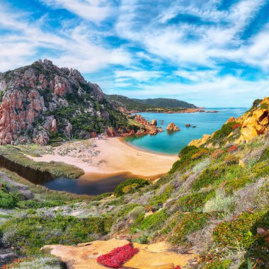 Costa Paradiso tatil beldesindeki Li Cossi plajının büyüleyici manzarası. Akdeniz 'in resimli deniz manzarası. Konum: Costa Paradiso, Sassari ili, Sardunya, İtalya, Avrupa