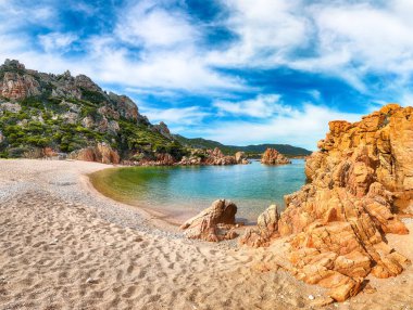 Costa Paradiso tatil beldesindeki Li Cossi plajının büyüleyici manzarası. Akdeniz 'in resimli deniz manzarası. Konum: Costa Paradiso, Sassari ili, Sardunya, İtalya, Avrupa