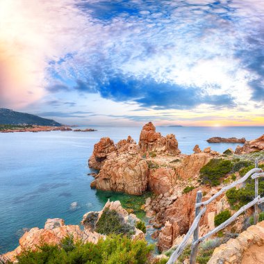 Popüler seyahat merkezi Costa Paradiso 'nun muhteşem manzarası. Akdeniz 'in pitoresk manzarası. Konum: Costa Paradiso, Sassari ili, Sardunya, İtalya, Avrupa