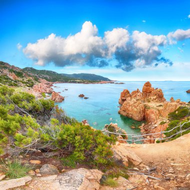 Popüler seyahat merkezi Costa Paradiso 'nun muhteşem manzarası. Akdeniz 'in pitoresk manzarası. Konum: Costa Paradiso, Sassari ili, Sardunya, İtalya, Avrupa
