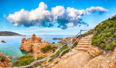 Popüler seyahat merkezi Costa Paradiso 'nun muhteşem manzarası. Akdeniz 'in pitoresk manzarası. Konum: Costa Paradiso, Sassari ili, Sardunya, İtalya, Avrupa