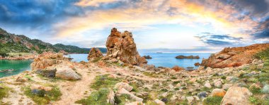 Popüler seyahat merkezi Costa Paradiso 'nun muhteşem manzarası. Akdeniz 'in pitoresk manzarası. Konum: Costa Paradiso, Sassari ili, Sardunya, İtalya, Avrupa