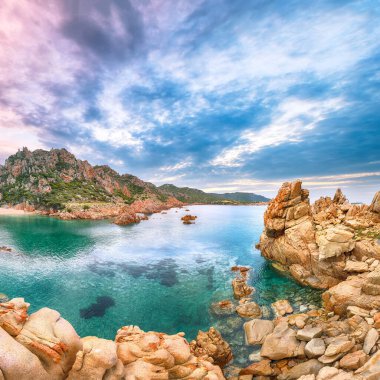 Costa Paradiso tatil köyündeki Li Cossi plajının nefes kesici manzarası. Akdeniz 'in resimli deniz manzarası. Konum: Costa Paradiso, Sassari ili, Sardunya, İtalya, Avrupa