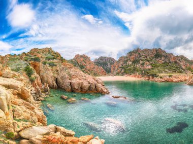 Costa Paradiso tatil beldesindeki Li Cossi plajının büyüleyici manzarası. Akdeniz 'in resimli deniz manzarası. Konum: Costa Paradiso, Sassari ili, Sardunya, İtalya, Avrupa