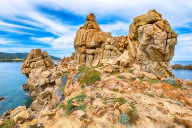 Popüler seyahat merkezi Costa Paradiso 'nun muhteşem manzarası. Akdeniz 'in pitoresk manzarası. Konum: Costa Paradiso, Sassari ili, Sardunya, İtalya, Avrupa