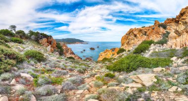 Popüler seyahat merkezi Costa Paradiso 'nun muhteşem manzarası. Akdeniz 'in pitoresk manzarası. Konum: Costa Paradiso, Sassari ili, Sardunya, İtalya, Avrupa