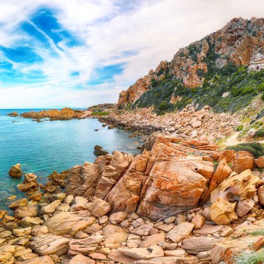 Popüler seyahat merkezi Costa Paradiso 'nun muhteşem manzarası. Akdeniz 'in pitoresk manzarası. Konum: Costa Paradiso, Sassari ili, Sardunya, İtalya, Avrupa