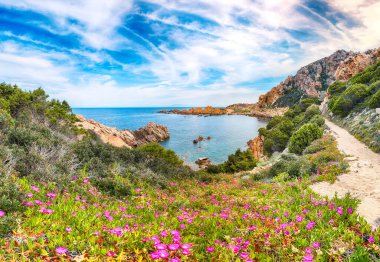 Popüler seyahat merkezi Costa Paradiso 'nun muhteşem manzarası. Akdeniz 'in pitoresk manzarası. Konum: Costa Paradiso, Sassari ili, Sardunya, İtalya, Avrupa