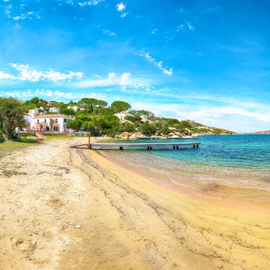 Porto Rafael tatil beldesindeki inanılmaz sahil manzarası. Akdeniz 'in resimli deniz manzarası. Konum: Porto Rafael, Olbia Tempio ili, Sardunya, İtalya, Avrupa