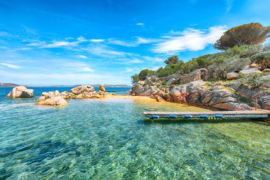 Porto Rafael tatil köyünün büyüleyici manzarası. Akdeniz 'in resimli deniz manzarası. Konum: Porto Rafael, Olbia Tempio ili, Sardunya, İtalya, Avrupa