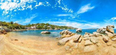 Porto Rafael tatil beldesindeki inanılmaz sahil manzarası. Akdeniz 'in resimli deniz manzarası. Konum: Porto Rafael, Olbia Tempio ili, Sardunya, İtalya, Avrupa