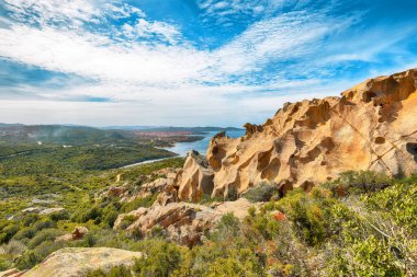 Popüler seyahat merkezi Bear Rock 'tan (Roccia dell Orso) Palau limanına nefes kesici bir manzara. Konum: Palau, Olbia-Tempio ili, Sardinya, İtalya, Avrupa