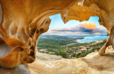 Popüler seyahat merkezi Bear Rock 'tan (Roccia dell Orso) Palau limanına nefes kesici bir manzara. Konum: Palau, Olbia-Tempio ili, Sardinya, İtalya, Avrupa