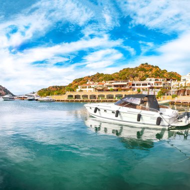 Kosta Smeralda 'daki Poltu Quatu limanı ve körfezi yatları ve motorlu tekneleriyle hayret verici bir manzara. Akdeniz 'in popüler seyahat noktası. Konum: Poltu Quatu, Sassari ili, Sardunya, İtalya, Avrupa