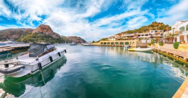 Kosta Smeralda 'da lüks yatları olan Poltu Quatu limanı ve körfezinin muhteşem manzarası. Akdeniz 'in popüler seyahat noktası. Konum: Poltu Quatu, Sassari ili, Sardunya, İtalya, Avrupa