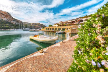 Kosta Smeralda 'daki Poltu Quatu limanının ve körfezinin harika manzarası. Akdeniz 'in popüler seyahat noktası. Konum: Poltu Quatu, Sassari ili, Sardunya, İtalya, Avrupa