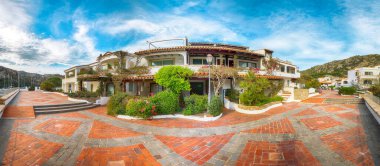 Costa Smeralda 'daki Poltu Quatu kasabasının panoramik manzarası. Akdeniz 'in popüler seyahat noktası. Konum: Poltu Quatu, Sassari ili, Sardunya, İtalya, Avrupa