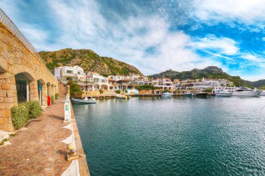 Kosta Smeralda 'daki Poltu Quatu limanı ve körfezi yatları ve motorlu tekneleriyle hayret verici bir manzara. Akdeniz 'in popüler seyahat noktası. Konum: Poltu Quatu, Sassari ili, Sardunya, İtalya, Avrupa