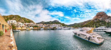 Kosta Smeralda 'daki Poltu Quatu limanı ve körfezi yatları ve motorlu tekneleriyle hayret verici bir manzara. Akdeniz 'in popüler seyahat noktası. Konum: Poltu Quatu, Sassari ili, Sardunya, İtalya, Avrupa