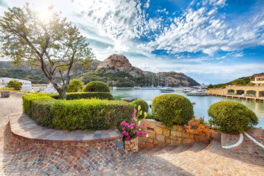 Kosta Smeralda 'daki Poltu Quatu limanının ve körfezinin harika manzarası. Akdeniz 'in popüler seyahat noktası. Konum: Poltu Quatu, Sassari ili, Sardunya, İtalya, Avrupa