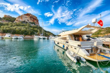 Kosta Smeralda 'da lüks yatları olan Poltu Quatu limanı ve körfezinin büyüleyici manzarası. Akdeniz 'in popüler seyahat noktası. Konum: Poltu Quatu, Sassari ili, Sardunya, İtalya, Avrupa
